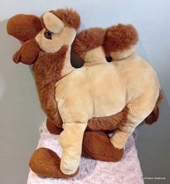 Jolie et grande peluche chameau de marque Ajena