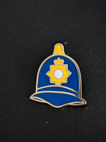 Pin's casque chapeau Policier England