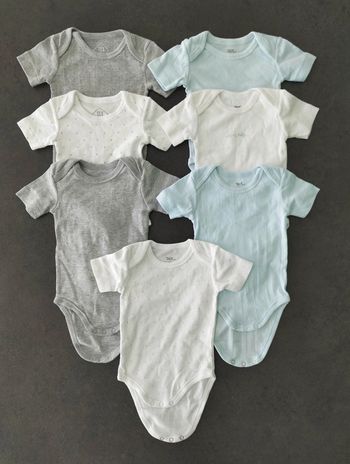 8 bodies manches courtes taille 3 mois