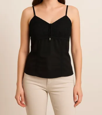 Haut bustier noir à fines bretelles – détails dentelle – style chic