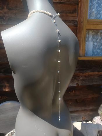 Collier ras du cou perles blanches pendant dans le dos