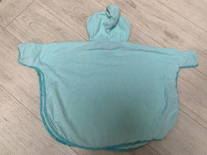 Cape de bain bleue 1 an - photo numéro 2