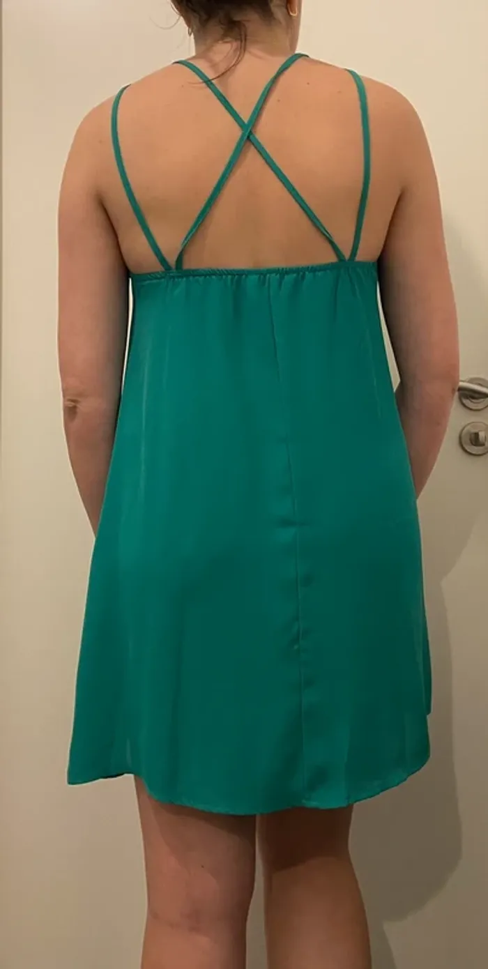 Robe verte à bretelles - photo numéro 3