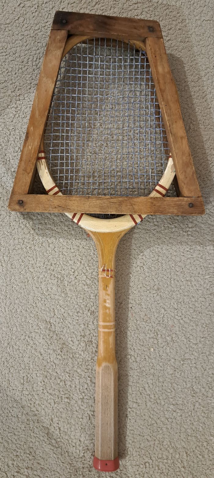 Ancienne raquette de tennis avec tendeur en bois Babolisez Picardie - photo numéro 3
