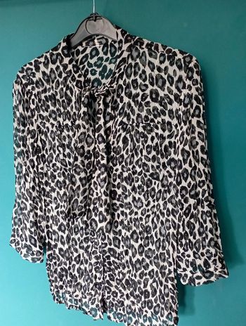 Blouse motif léopard noir et blanc