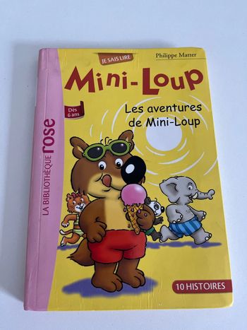 Livre Mini loup bibliothèque rose