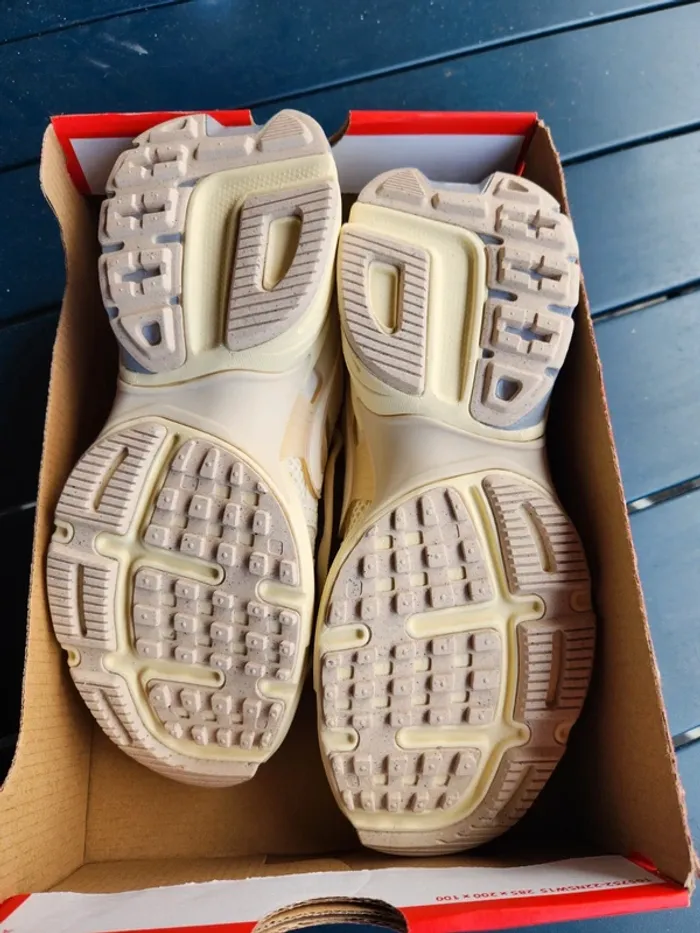 Nike V2K run crème Taille 36,5 neuves mixte - photo numéro 8