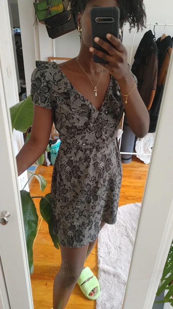 Robe très légère décolleté volant dentelle