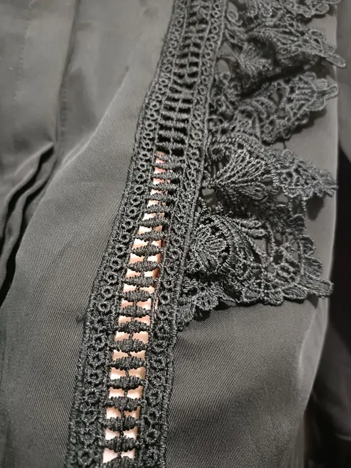 Chemise noir satiné a dentelles - photo numéro 3