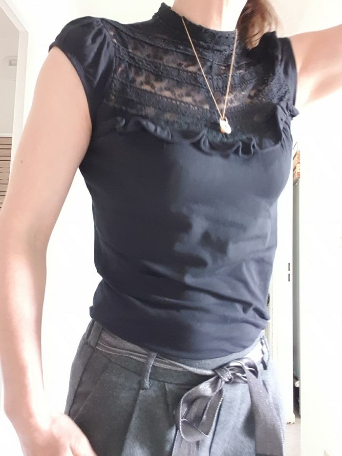 Haut Tee-shirt blouse dentelle noir taille S ou 36 Stradivarius - photo numéro 2