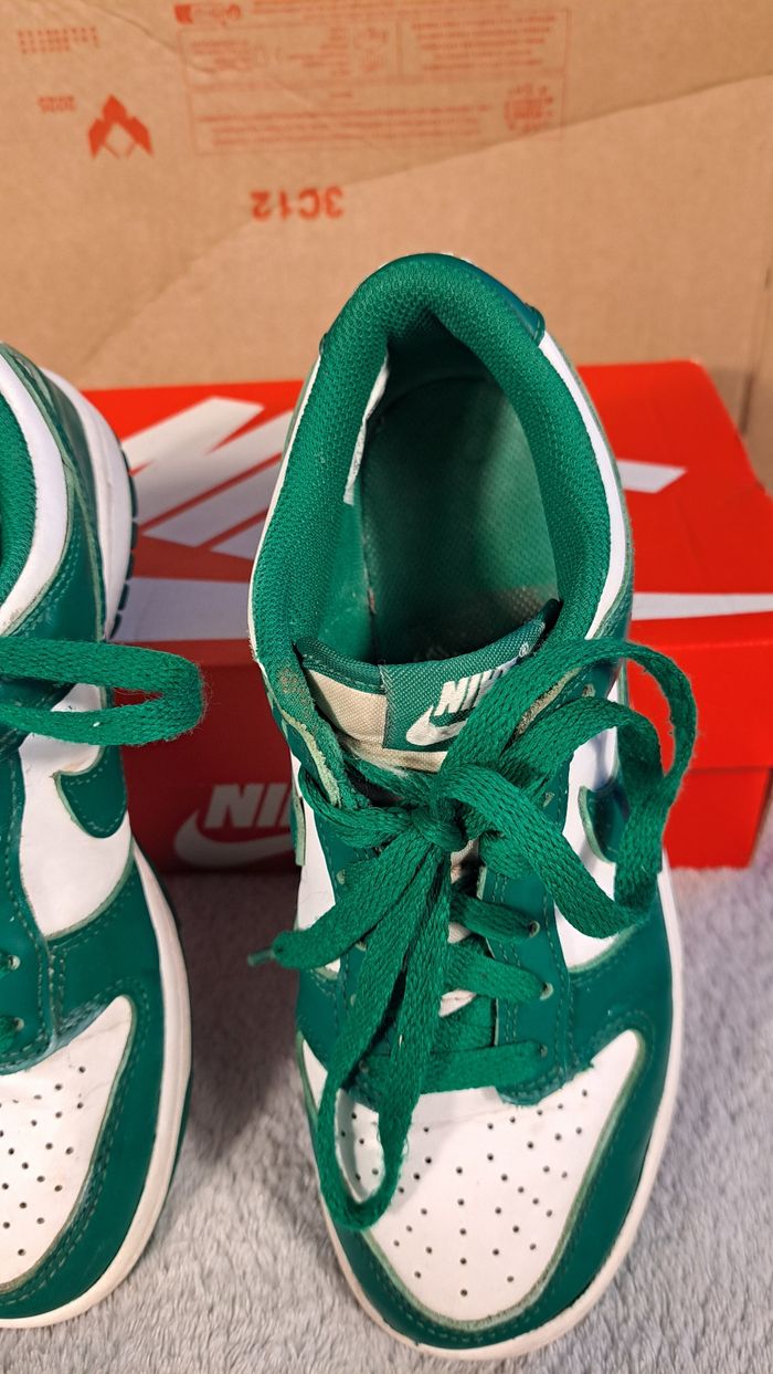 Chaussure Nike dunk low rétro pointure 36.5 vert et blanc - photo numéro 3