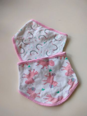 Lot deux bavoirs triangle bébé fille