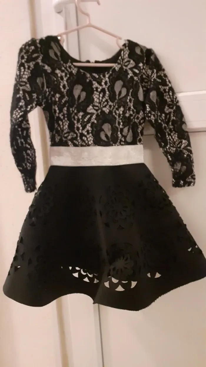 Robe en dentelle et broderie perforées