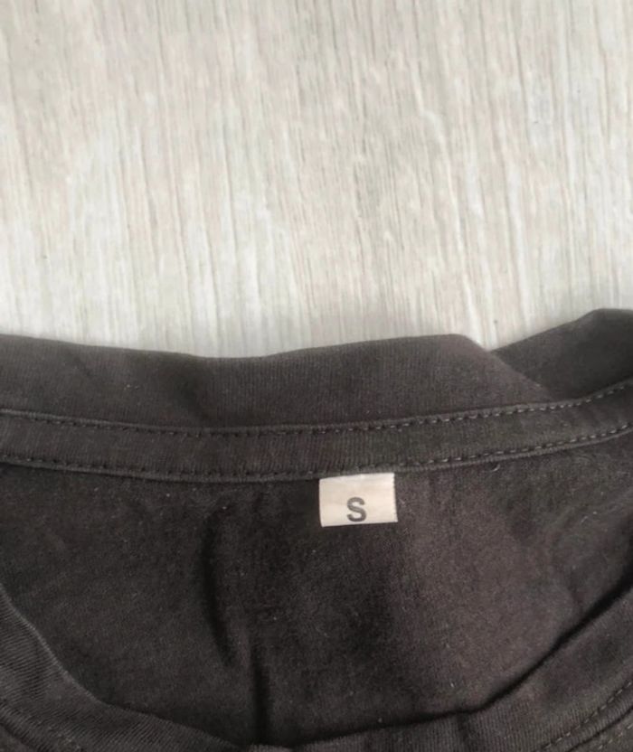 TEE shirt taille S - photo numéro 2