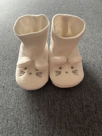 🍼 Chaussons bébé naissance – Blanc motif chat 🐱