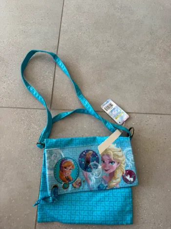 Pochette à bandoulière disney Frozen, neuve avec étiquette, il y a des tout petits défauts 23*20cm