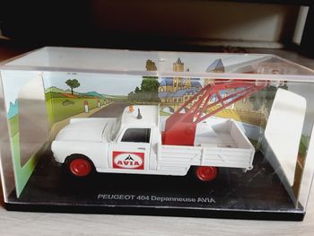 Petite voiture Peugeot 404 Dépanneuse Avia Les petits utilitaires français 1950 - 1960