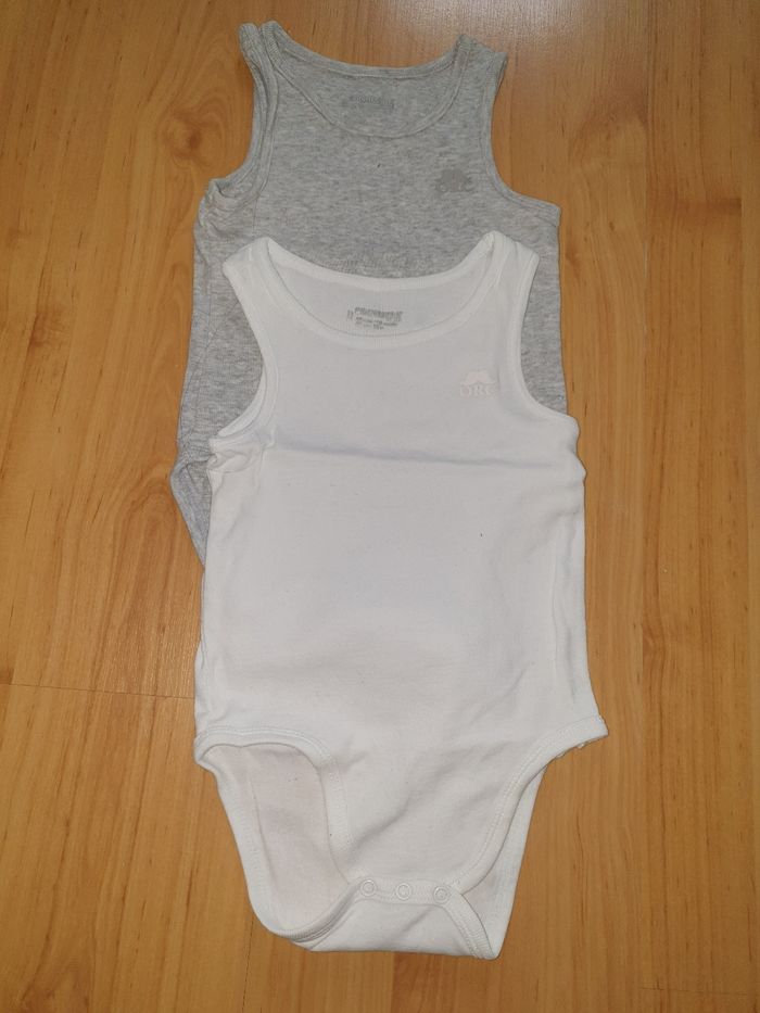 lot 2 bodies sans manches 18mois
