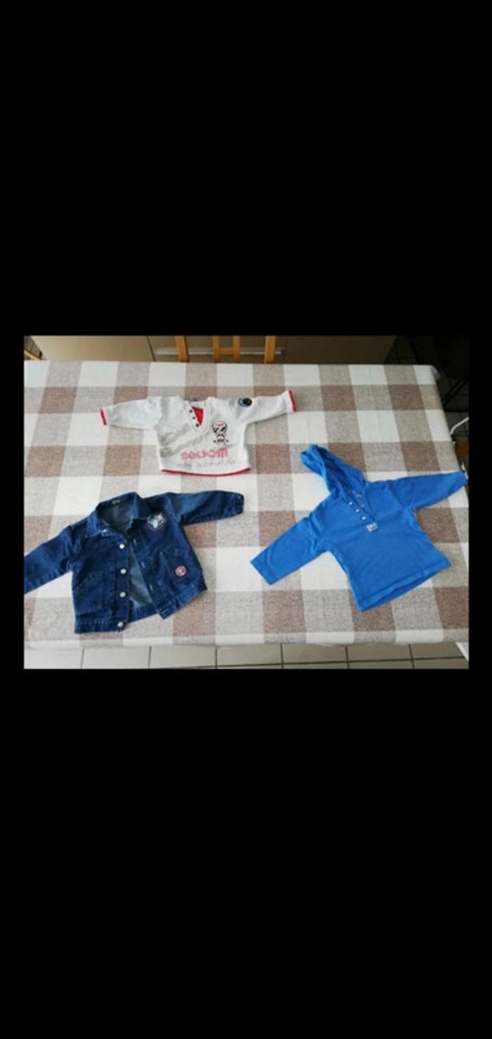 Lot 3 pcs en 12 mois 2 sweats et une veste en jean