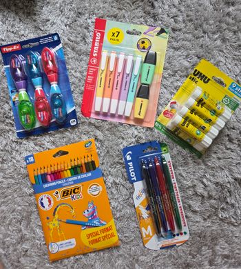 Lot fournitures scolaires colle uhu stylo pilot stabilo crayon bois pastel bic tipp ex correcteur