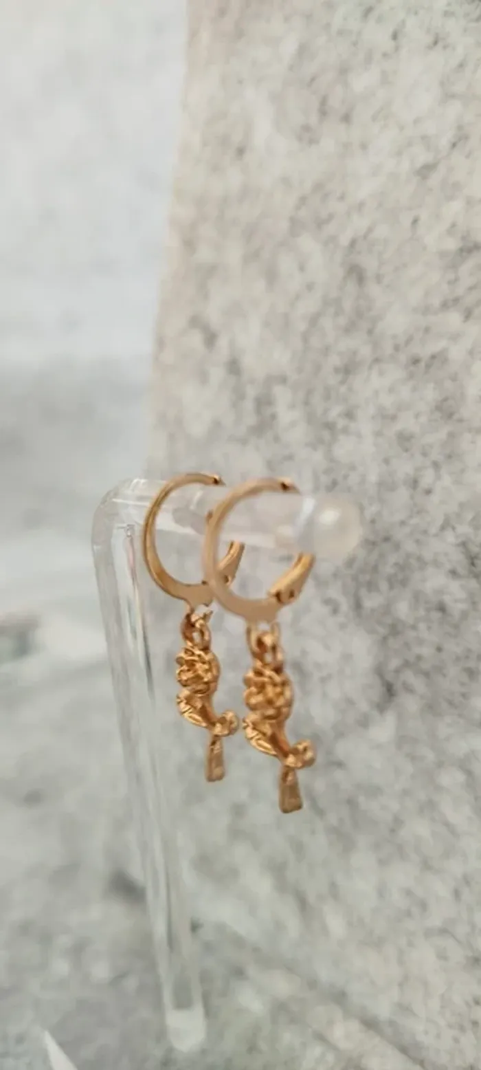 🍄 Boucles d’oreilles ▪ fleur dorée fermoir anneau - photo numéro 2