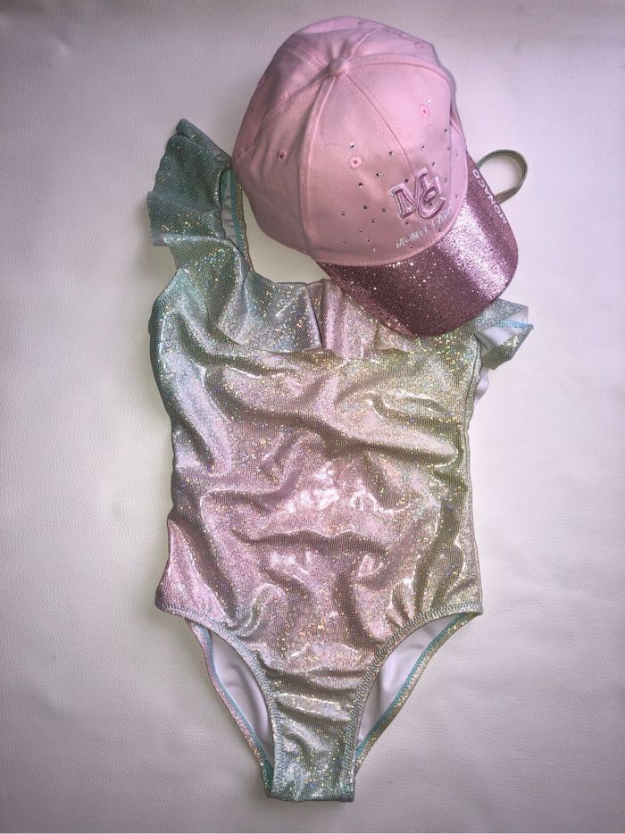 Maillot de bain et casquette