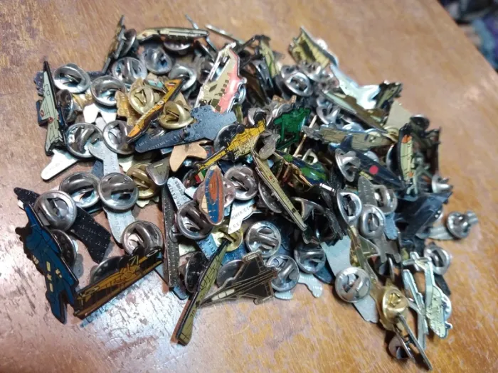 Lot de cent 100 hundred pins avions plane