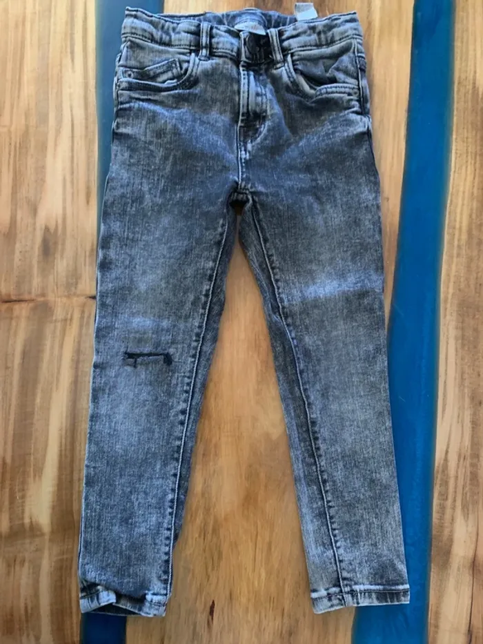 Jean Slim troué Zara taille 7 ans