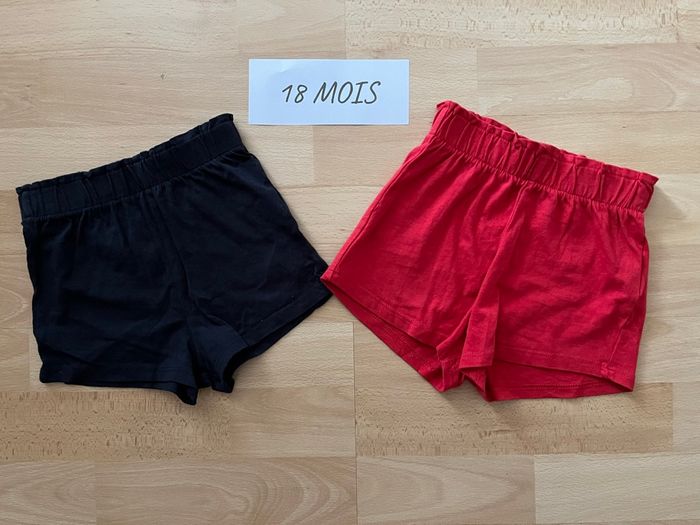 Lot 2 short Kiabi rouge + bleu marine 18mois fille