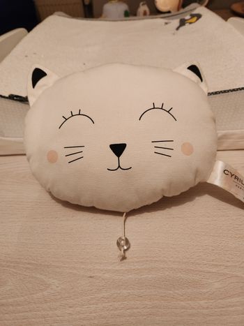 Coussin  musical chat oursin musical marque cyrillus. Très très peu utilise( 3 fois grand max)