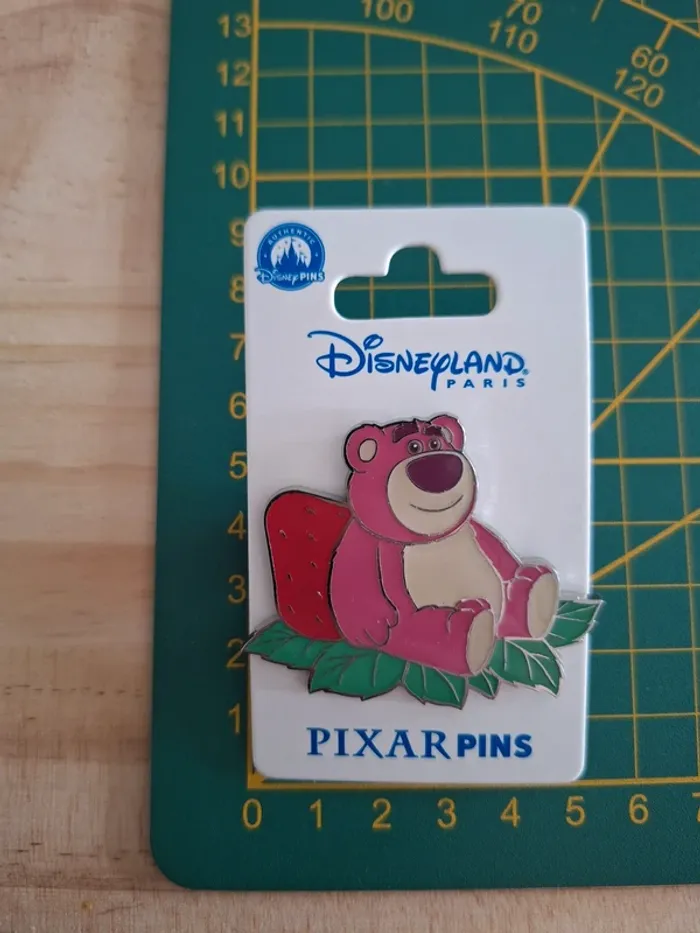 Pin's Disneyland Paris Lotso Fraise Toy Story - photo numéro 3