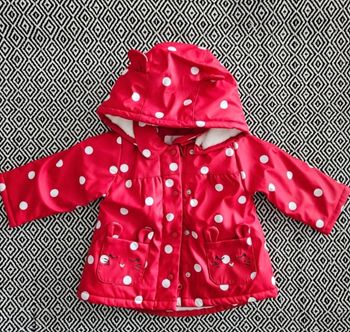 Parka à capuche rouge à pois blanc