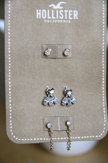 Neuves & étiquetées, boucles d'oreilles Hollister en métal avec petits cristaux.