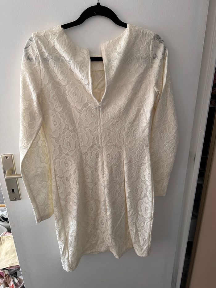 Robe blanc brodé taille M - photo numéro 2