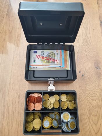 Jeu éducatif pour l'apprentissage du calcul Montessori avec un lot de pièces et billets factices