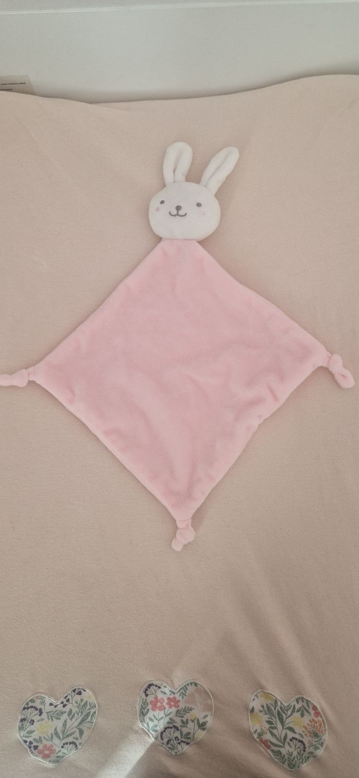Doudou lapin rose et blanc Mes Petis Cailloux