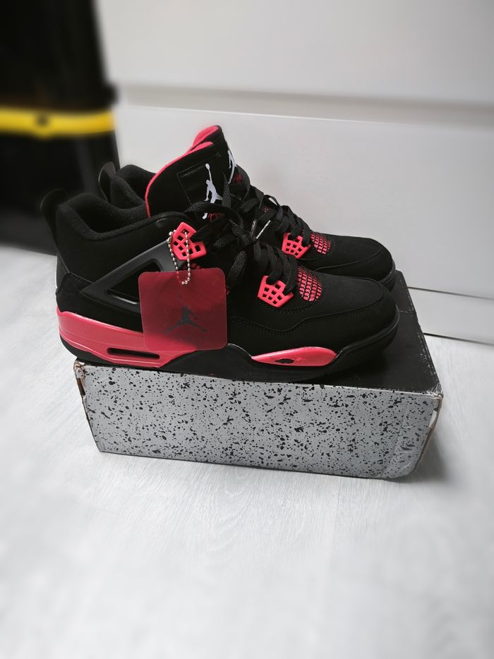 Nike Air Jordans Rouge/Noir Taille 46 avec Défaut de fabrication - photo numéro 3