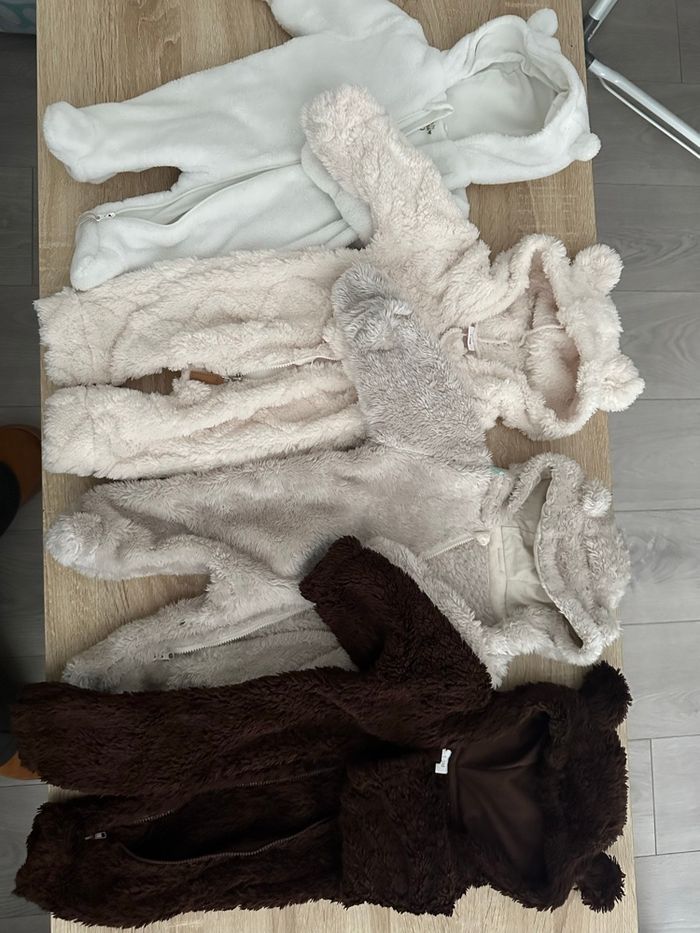 Lot vêtements naissance et un mois 109 pièces