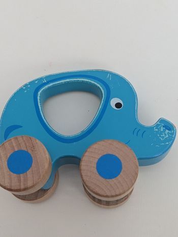 Éléphant roller en bois bleu turquoise.