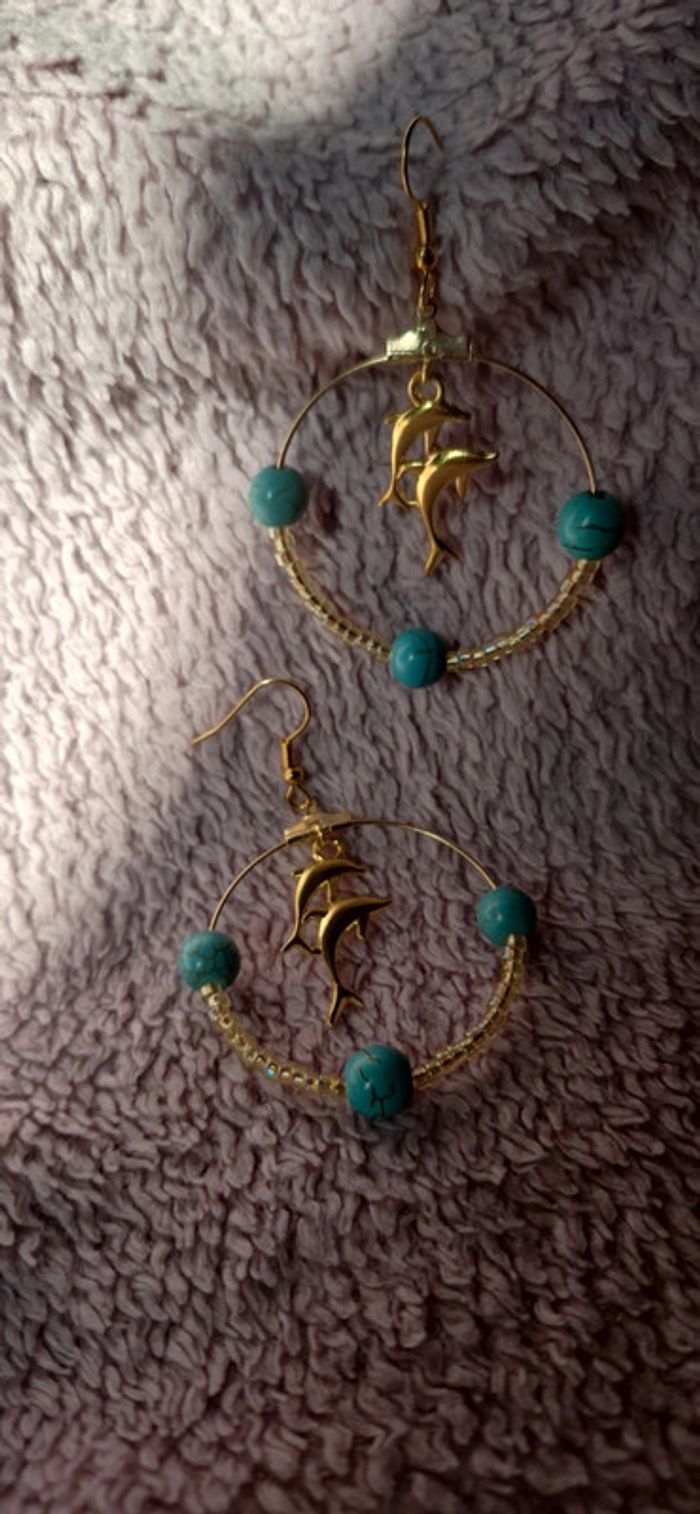 Boucles d'oreilles dorées avec dauphins et perles turquoise - photo numéro 3