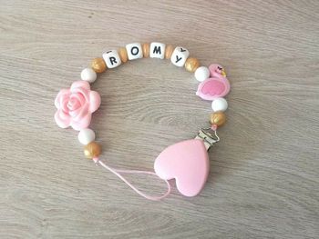 Attache sucette personnalisé en silicone flamant rose