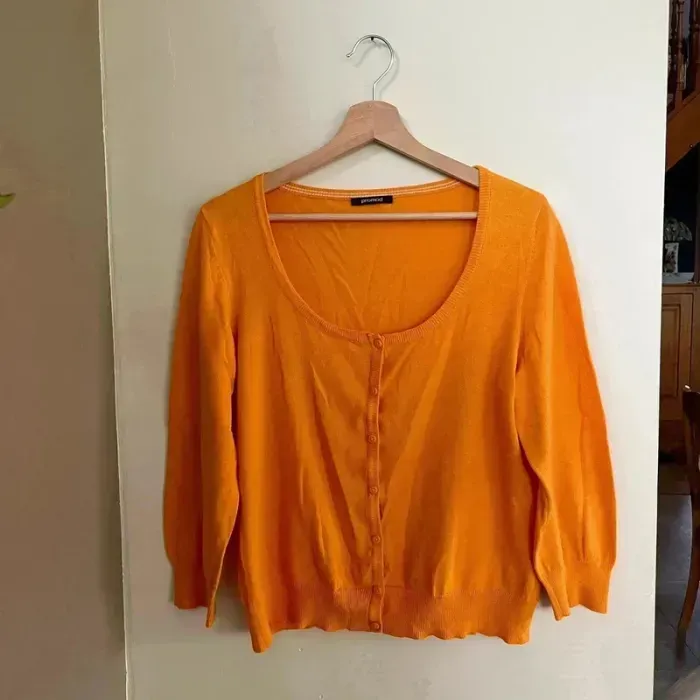 Gilet fin orange Promod T38-40, col rond, manches 3/4, maille légère boutonnée V030