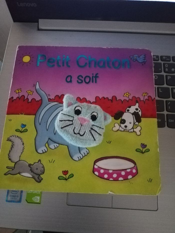 Livre petit chaton à soif avec marionnette