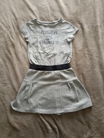 Jupe et tee shirt gris