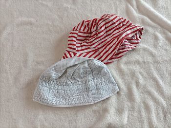 Lot 2 chapeaux 6 mois