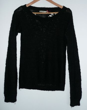 Pull noir ajouré. Decoupe en v au dos. Stradivarius. Taille 38