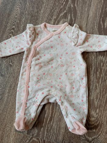 Pyjama blanc et rose avec des lapins et des fleurs orchestra naissance