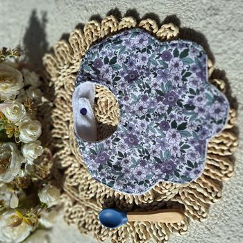Bavoir forme fleur motifs liberty violet