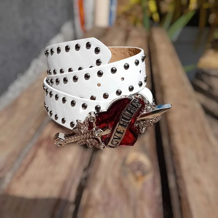 Ceinture blanche cloutée avec boucle cœur transpercé Love Hurts 100cm