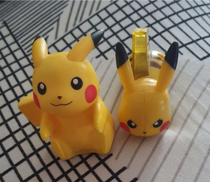 2 figurines pikachu